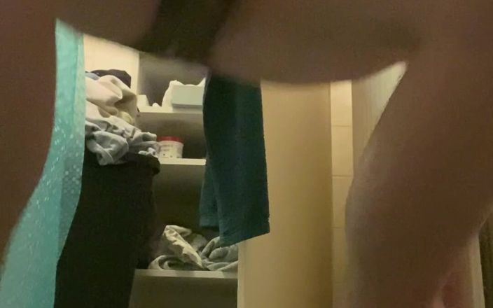 House mate: Facet wkurza spodnie i pieprzy własnego dupka