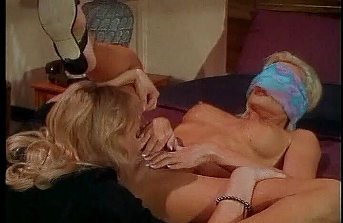 Perfect Porno: Quente jovem esposa com cabelo loiro fazendo sexo lésbico com...