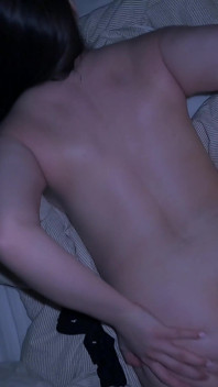 친구의 집에서 즐기는 잠자는 것이 야생 섹스로 끝났습니다.