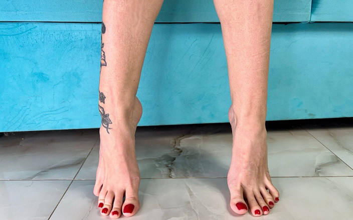 Julia domaina: 長いつま先を持つ素足、赤い足の爪、ポリッシュ