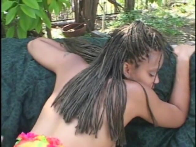 Meet and Fuck: Well Shaped Pretty Coloured Lady Takes off Her Skirt and...