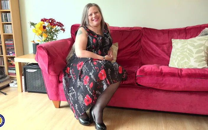 Mature NL: Curvy Mature Nikki Likes to Get Naughty When She's Home...
