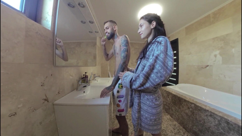 SassyTiff: Meine stiefschwester folgt mir im badezimmer