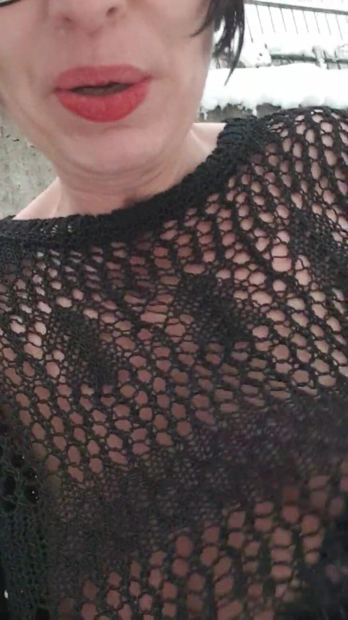 JulieEroticDress: चरमसुख और फुहार के साथ बर्फ में नग्न