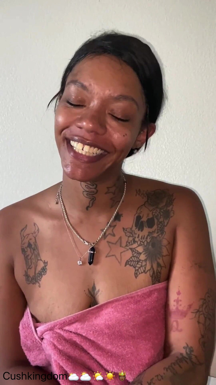 Onlyfanscushkingdom1: Sexy afro-latina dělá rychlý rozhovor, než ji ošuká velký černý pták!