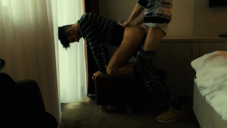 Idmir Sugary: 鸡巴粗大的饥渴继兄弟在我体内射精很快