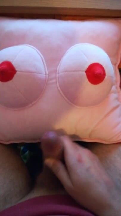 Gettulio: Cum on tits pillow