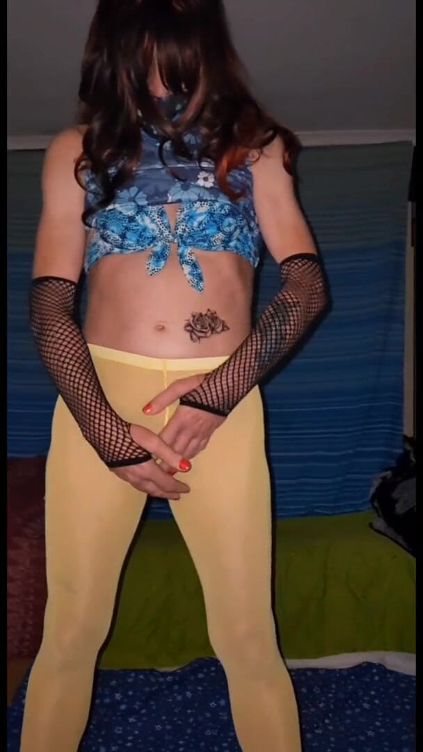 Lizzaali: Another clip i did in my yellow tights