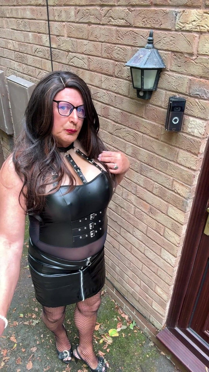 Kellycd2022: Sexy Crossdresser Kellycd2022 v černé pvc kombinéze a síťovaných punčochách a...