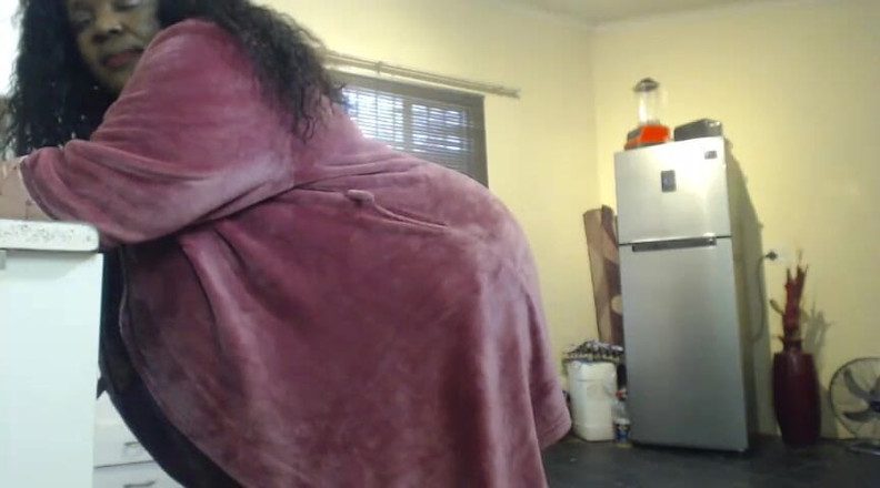 Legendary Booty Overdose: Murzynka SSBBW pragnie popiersie orzechów BBC