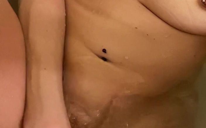 420Hottie: Soaping up My Pussy
