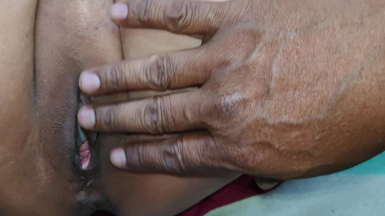 Meenu raj: Cewek sange ini melucuti memek pacarnya dengan memek aduhainya!