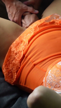 Consolador enorme en forma de arnés en forma de mano y puño, fisting, eyaculación, MILF morena y atractiva, extrema