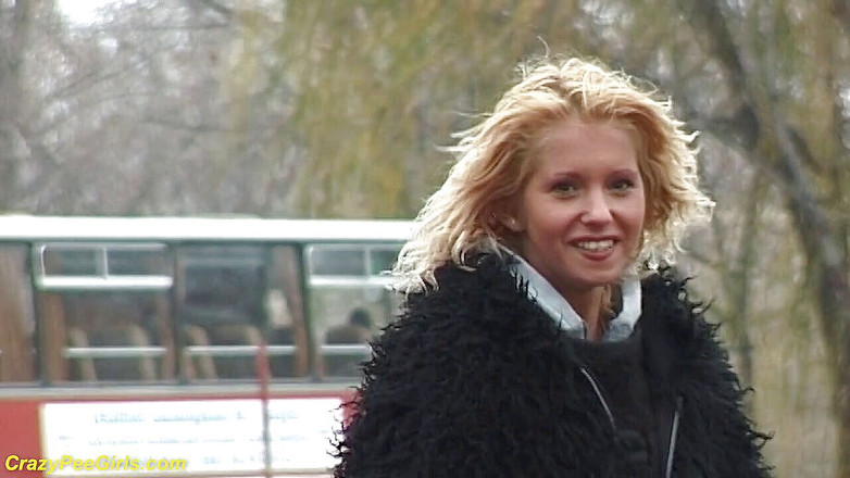 Crazy pee girls: Mladá dívka chčije na ulici