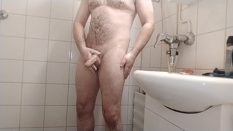 Uhri: Aku mencukur penisku dan peler dan mandi setelah itu.