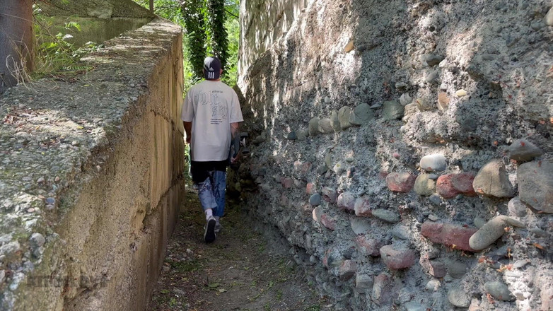 Kit Belove: 그는 비상계단에 있는 스케이트보더입니다.