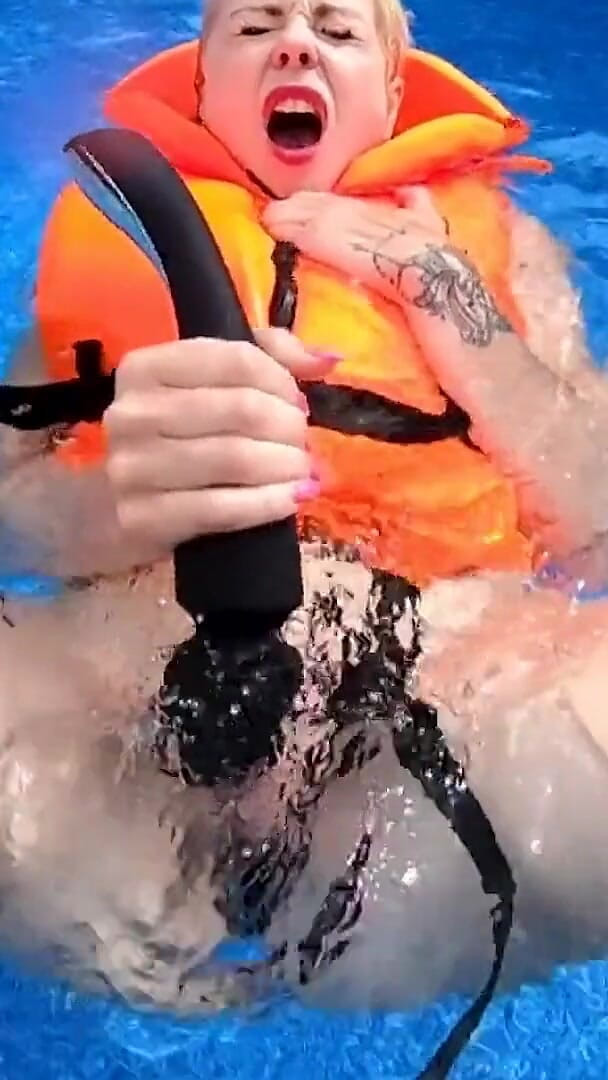 UKCuteGirl Lucy Lauren: Joc cu vibrație cu jachetă life jacket în piscină