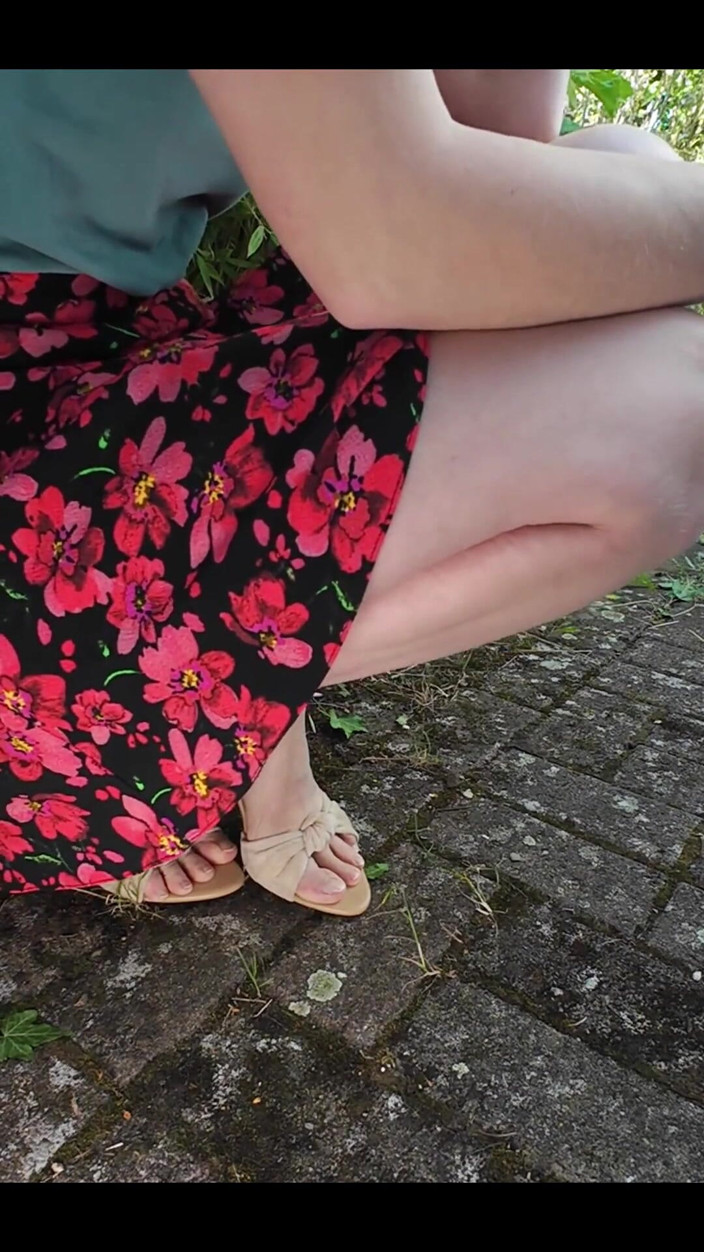 Lilux69: Pee in Full Length Summertime Lift