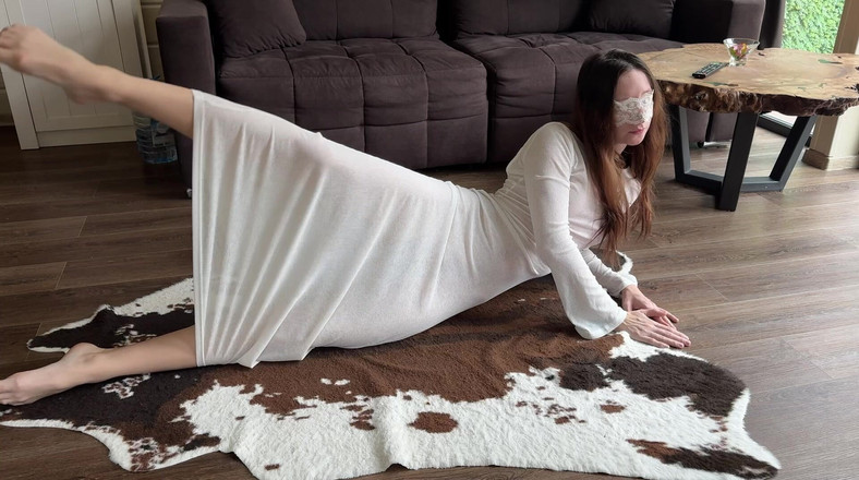 Skinny_lady69: 在家里穿着透明连衣裙伸展