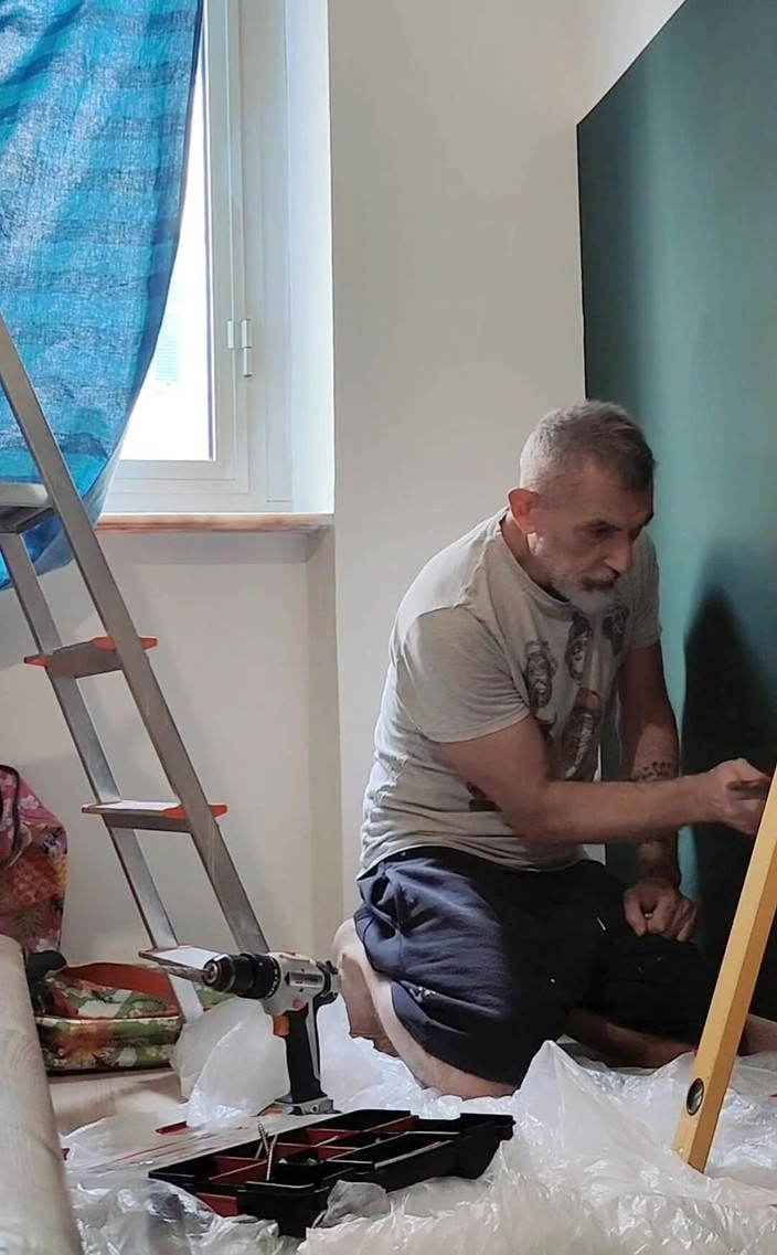 itapapixxl: Dotado Maduro Padrasto Acariciando Enquanto Faz Manutenção Em Casa