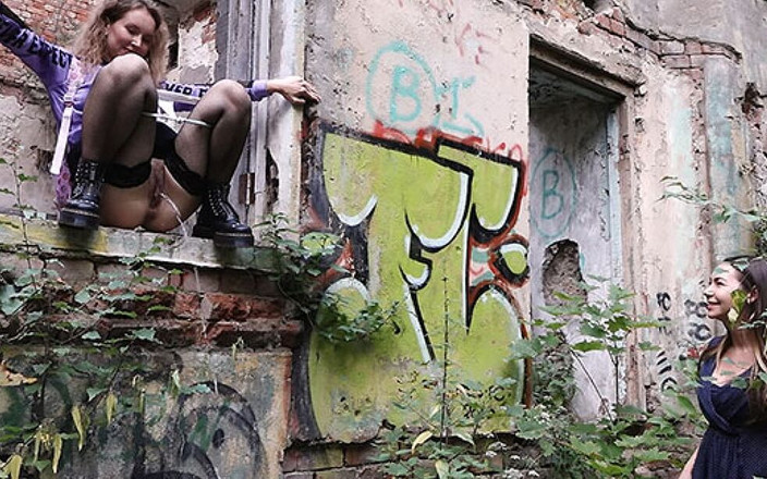 Puffy Network: Kızların işemeye geldiği got2pee'de arkadaşlar ne için