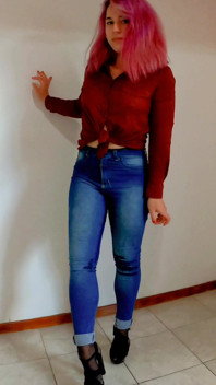 Pisse et pisse dans mon corps et mon pantalon