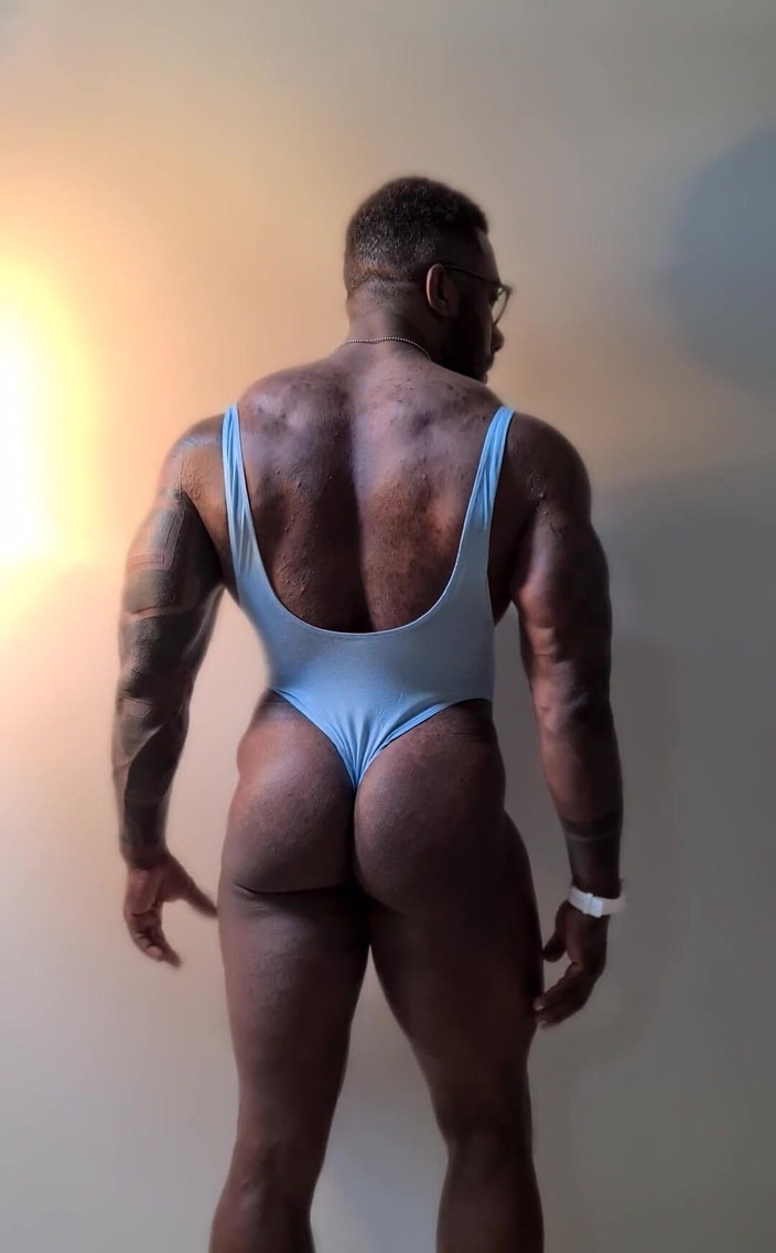 Amadeus: くそー、このレオタードは私のお尻をポンとさせます!!