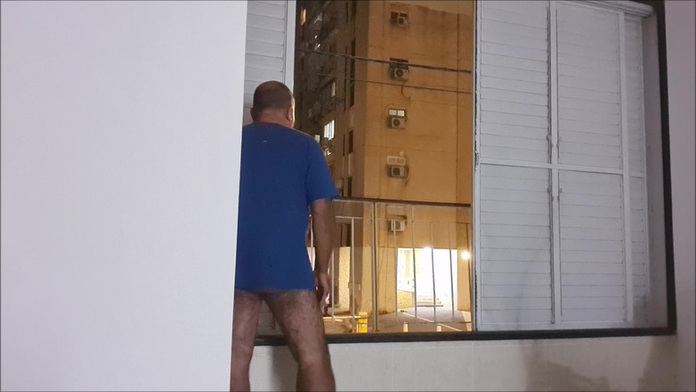 Ilovetobenaked: Oamenii merg afară în timp ce expun și mă expun, dornici să...