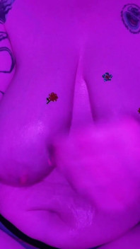 기름을 물로 들이대고 스티커를 부착한 거유