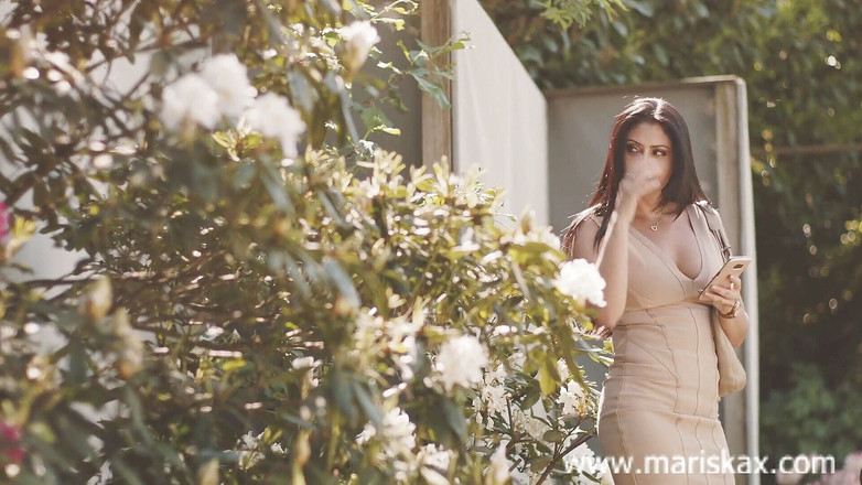 Mariska x: Mariska为朗伍德先生的大黑屌在户外口交