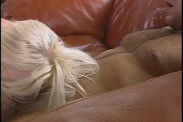 Cryptostudios: Cewek amatir pirang seksi dientot kasar oleh suaminya