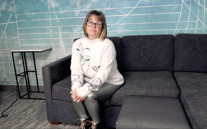 Cindy Cincinnati: Чудова мамка смокче член вранці після порно зйомки