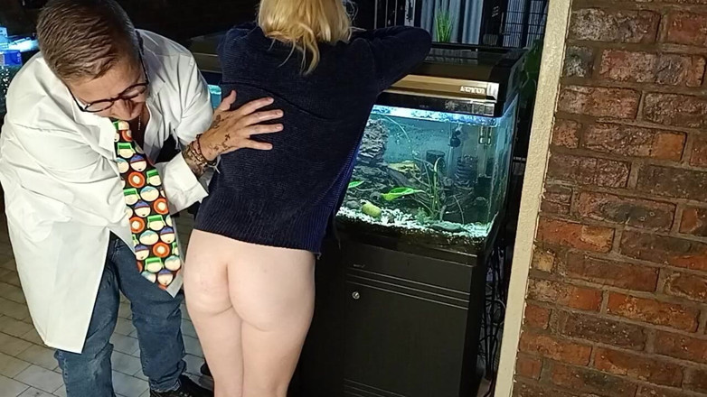 Bigjoefuckalott: Dedo fodendo minha pequena loira girlfriemd