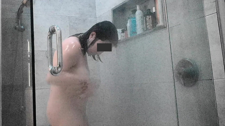 Erin and Andy: 史诗般的亚洲熟女长乳头 - 第一人称视角 真正的撒尿时刻 + 安德鲁特的湿淋浴挑逗