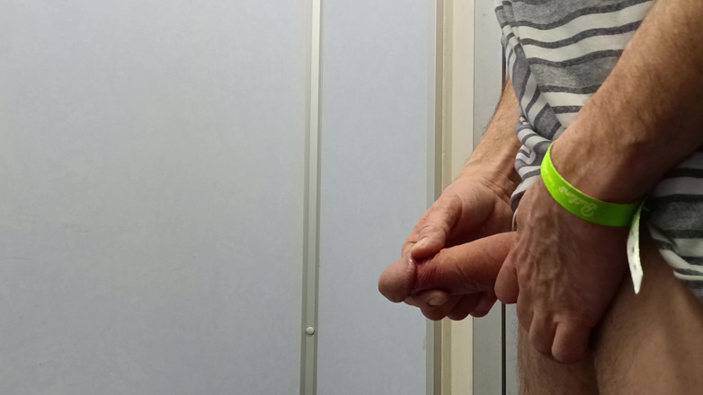 Rockardglans: Öffentliche toiletten pissen, wichsen, kommen nahaufnahme Jeans tragen - rockard Papi