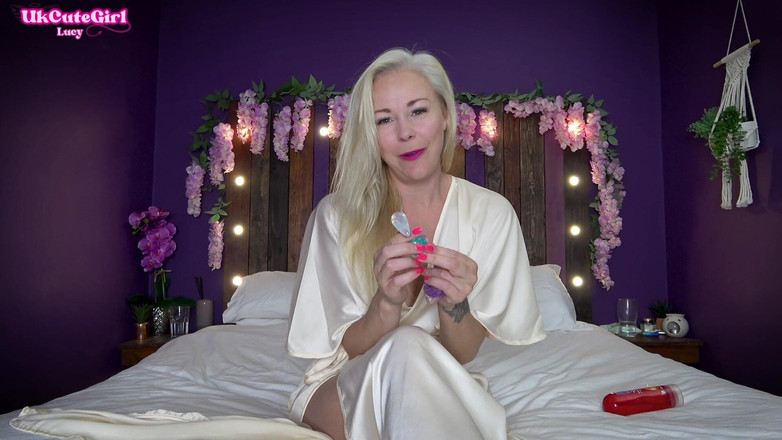 UKCuteGirl Lucy Lauren: Aangesloten en druipend - volledige anale stretch en bespeeld clitorisorgasme