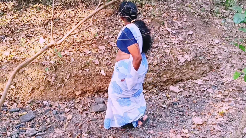 Telugu honey lips: Desi Outdoor-Dschungelfick. Stiefmutter und stiefsohn hardcore-ficken im wald. Telugu dirtytalk.