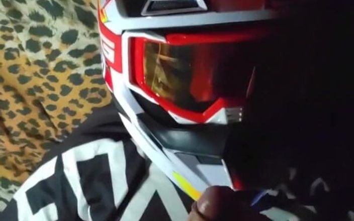 Sneakersmax98: Fostul iubit din Mxhelmet mă masturbează, spermă în ochelarii lui de...