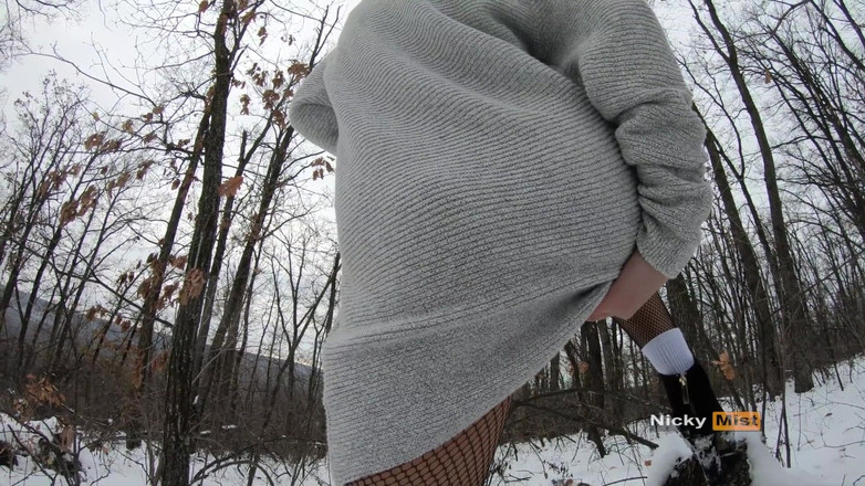 Nicky Mist: 性感的冬季黑发兔子在户外玩耍，太热了，冷不了！