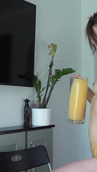 Sekretářka sedí na dortu, custard pour & čůrání na notebooku