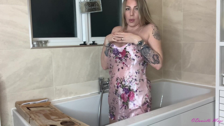 DanielleMaye: Satin Nighty Dildo Berkongkek di bilik mandi