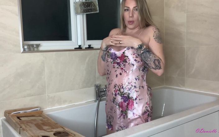 Danielle Maye: Cewek sange ini lagi asik ngentot memeknya pakai dildo ukuran...