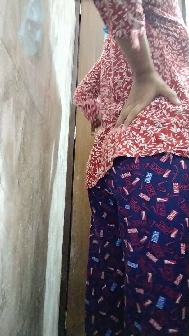 Riyathakur: 印度少女在浴室里展示她的身体