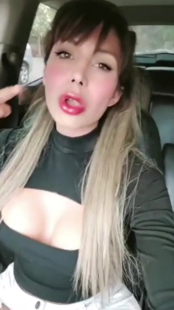 Barbietransxxxx: Я хотів здійснити багато сексуальних фантазій, які я мав мастурбувати на публіці, тому я роздягався в своїй машині.
