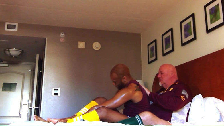 beardaddychub: Huấn luyện viên xoa bóp!