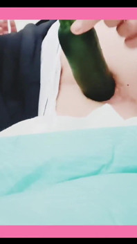 Un jeune homme ouvre son anus