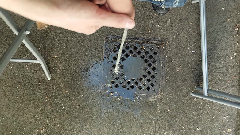 Bayer911: Pișare în aer liber