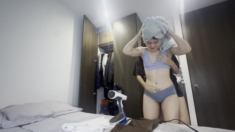 scarlettandc: मैं सफाई करने वाली लड़की को चोदता हूं जबकि वह कपड़े इस्त्री करती है