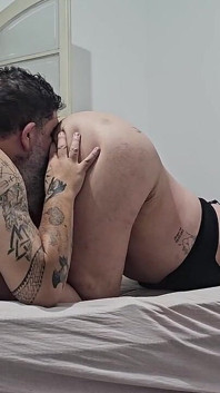 Carol Hotwife betrügt Cuckold-Ehemann und kommt im Bett mit einem Liebhaber