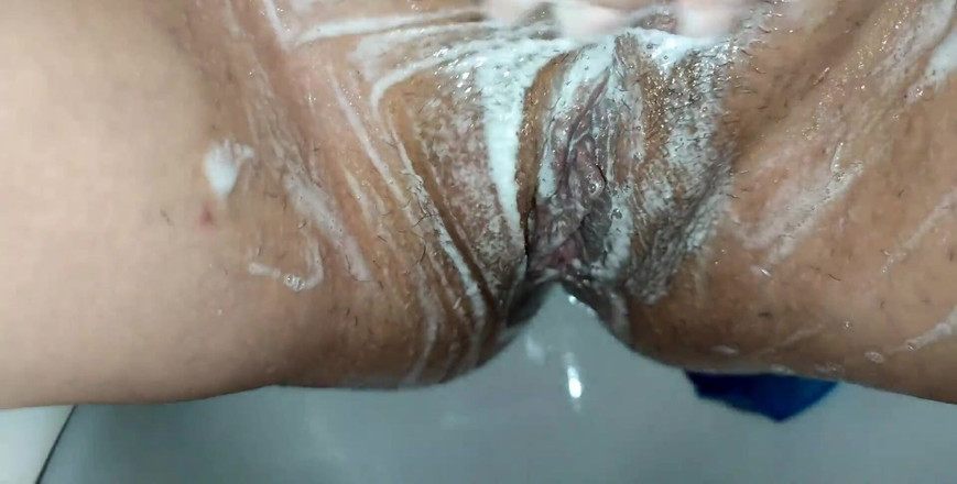 Erica Sweet: ベビーシッターがトイレに座ったままマンコを洗ってオナニー